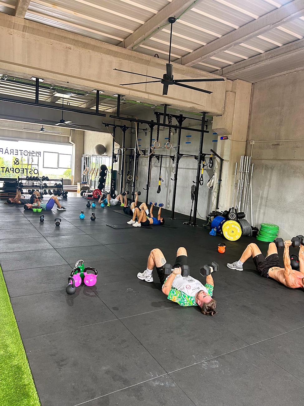 Grupo trabajando fuerza con mancuernas