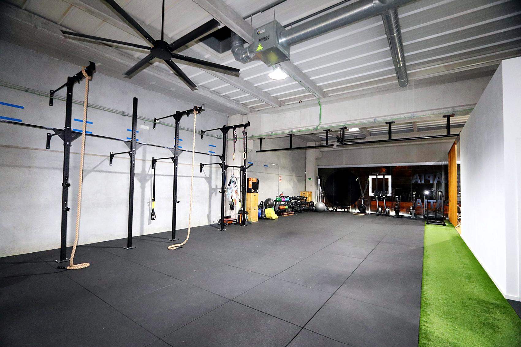 Sala de entrenamiento totalmente equipada en alquiler para entrenadores personales